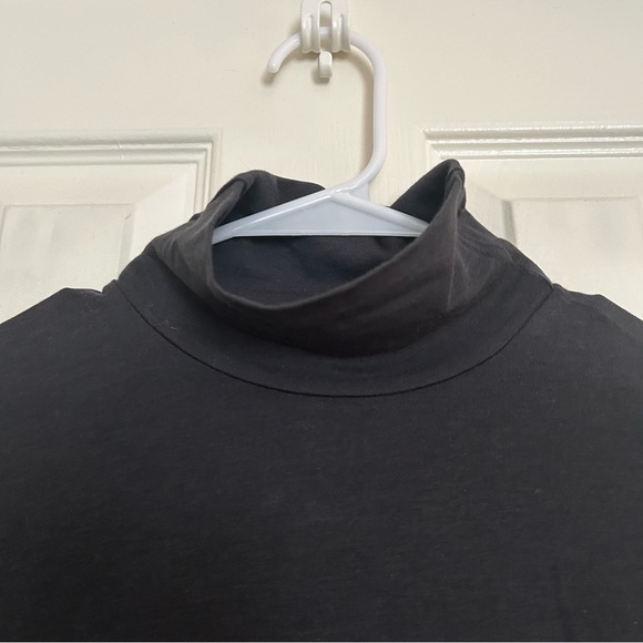 NWT Under Armour Women’s Light Turtleneck Long Sleeve Black Statement Back Small - Picture 3 of 14